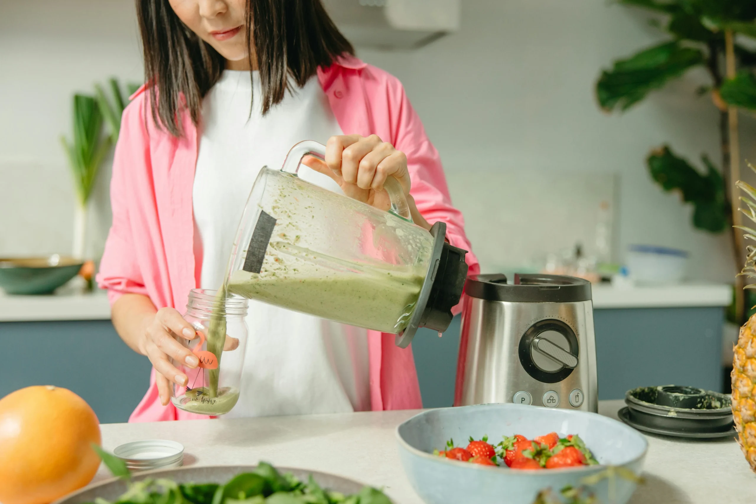 of_a_colorful_smoothie_with_ingredients_like_spinach