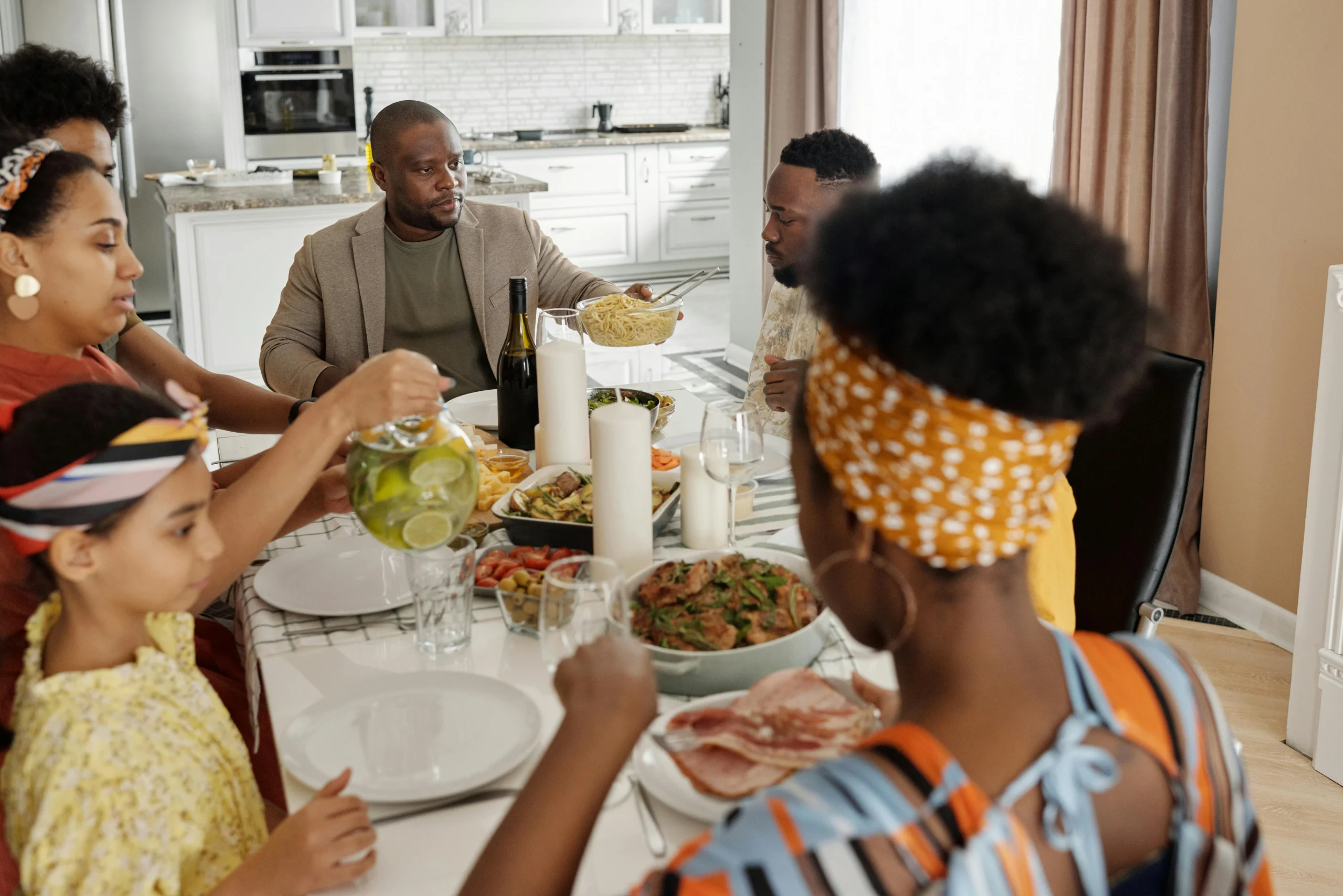of_a_group_of_friends_or_family_spending_time_together