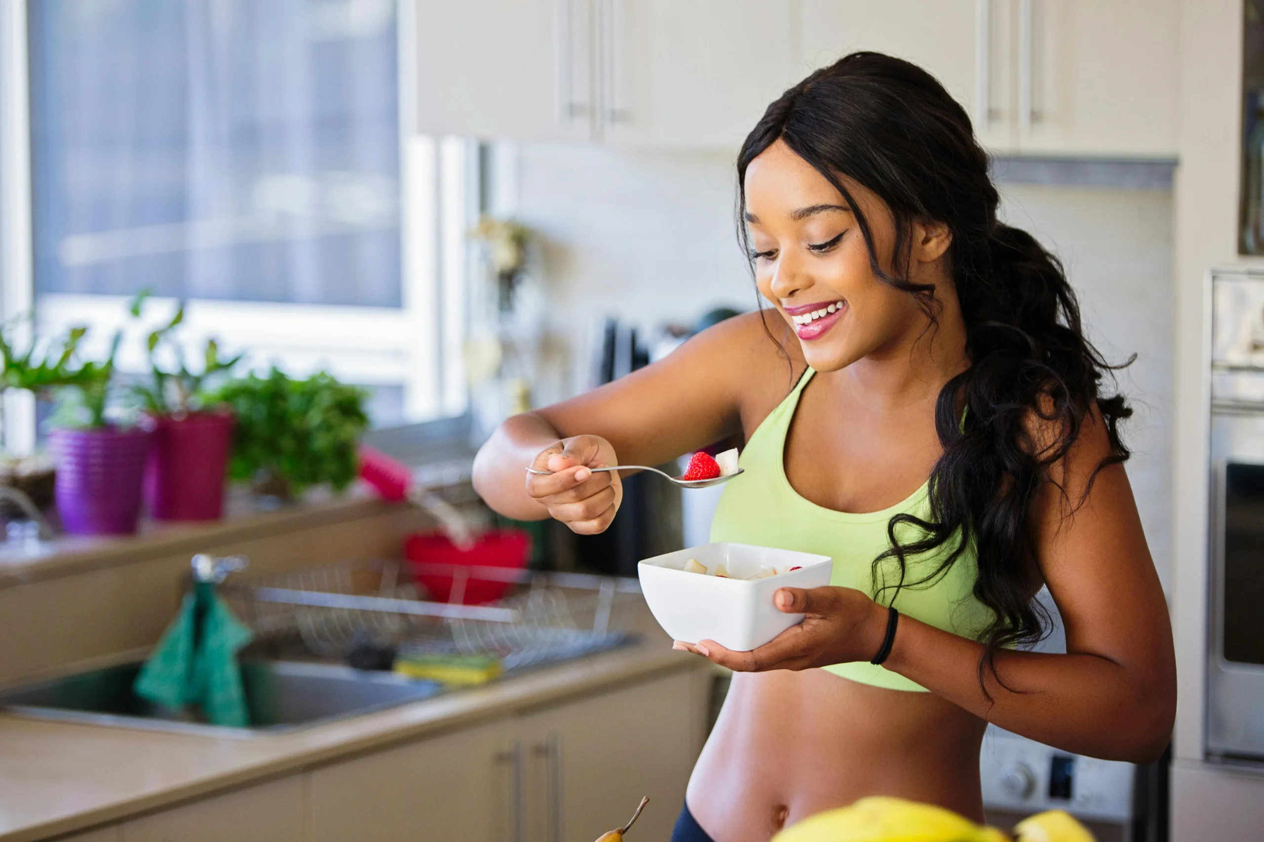 of_a_person_lifting_weights_and_eating_a_protein_rich_meal_with_foods_like_chicken