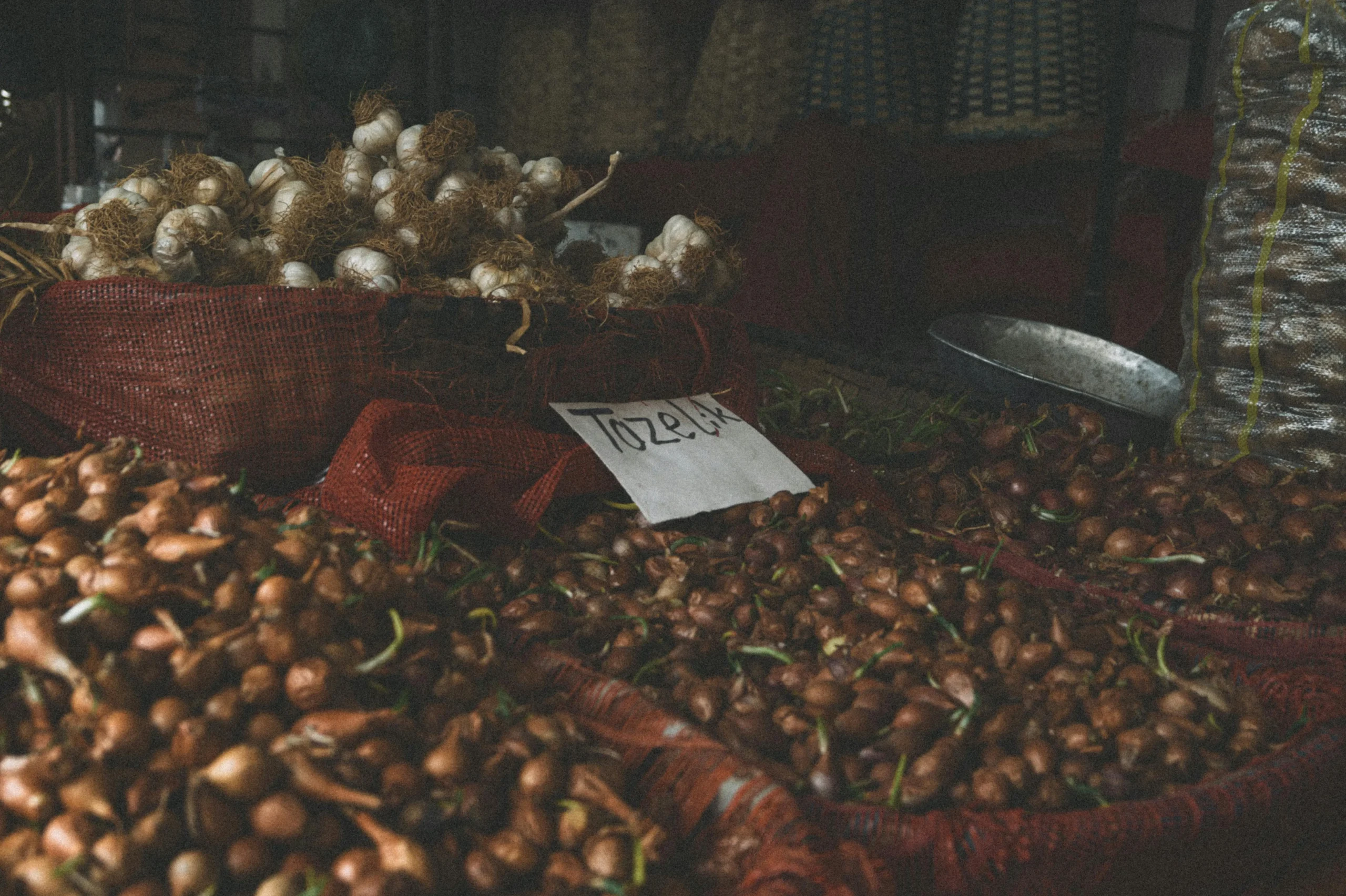 of_garlic_and_onions_placed_on_a_cutting_board_or_Create_an_ultra_realistic_image_with_perfect_contrast_by_emphasizing_depth