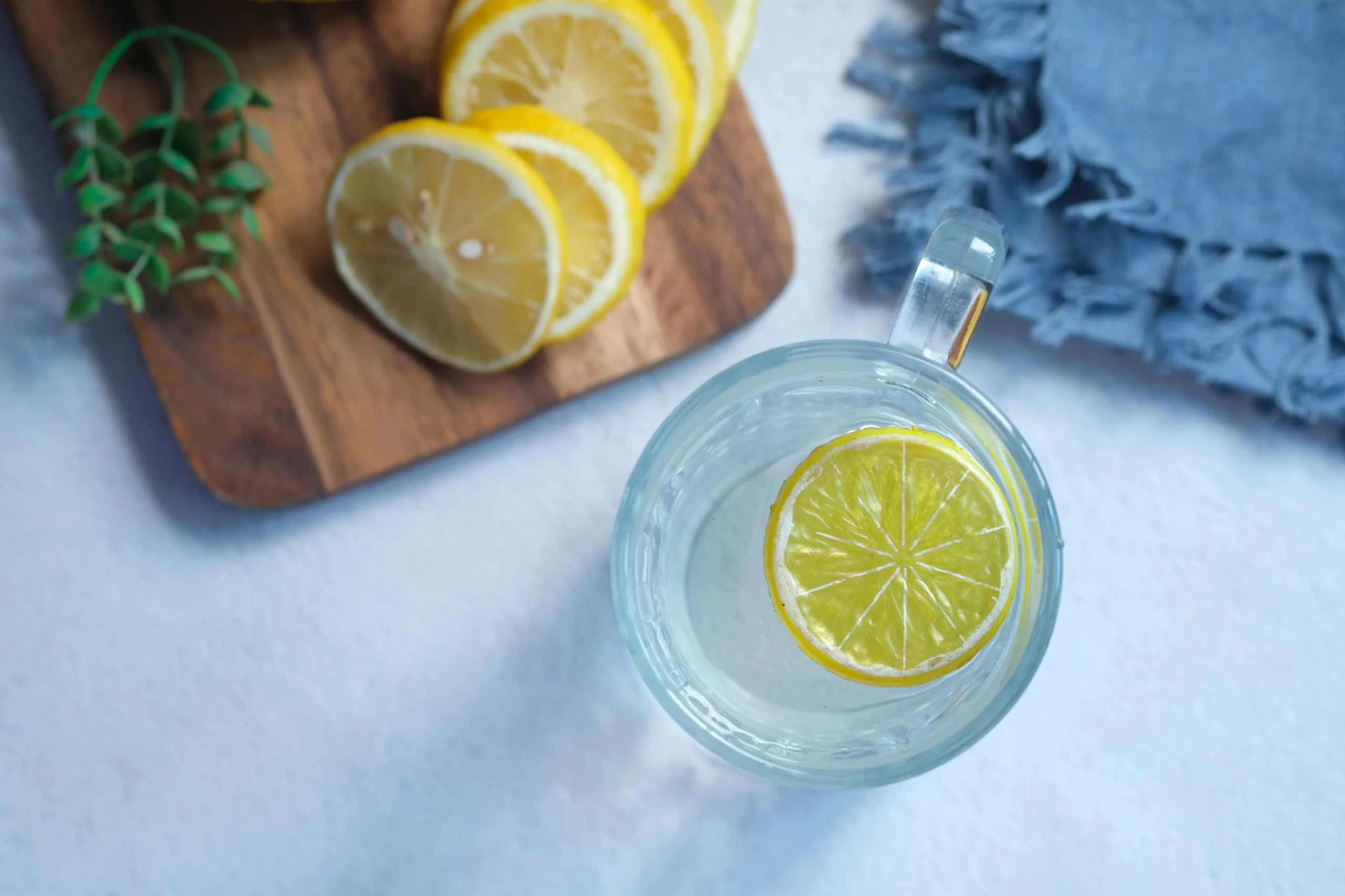of_a_glass_jar_filled_with_water_and_slices_of_lemon