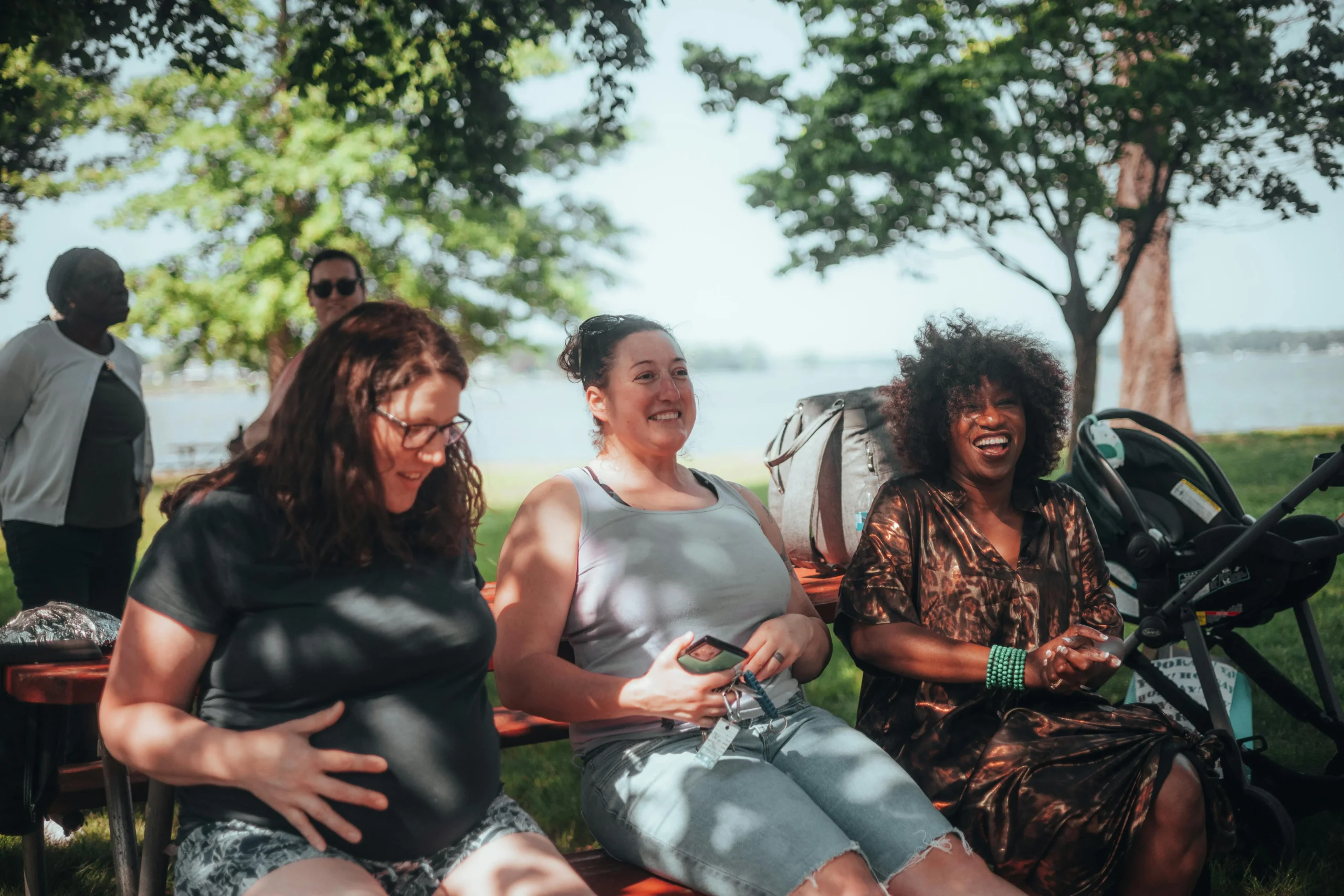 of_a_group_of_friends_laughing_and_enjoying_a_picnic_in_the_park__Create_an_ultra_realistic_image_with_perfect_contrast_by_emphasizing_depth