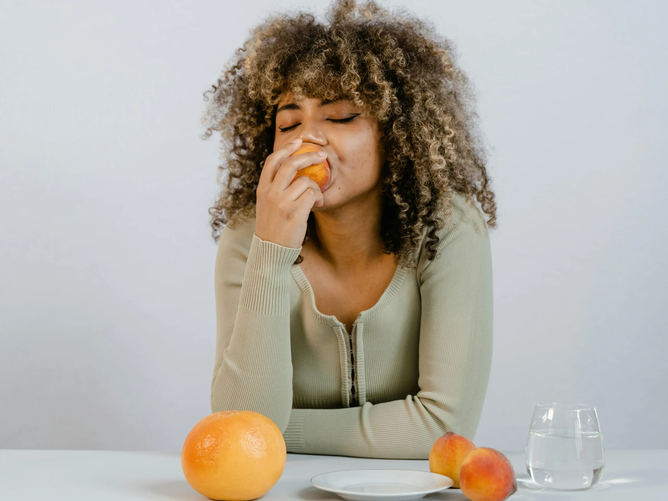 of_a_person_practicing_mindful_eating