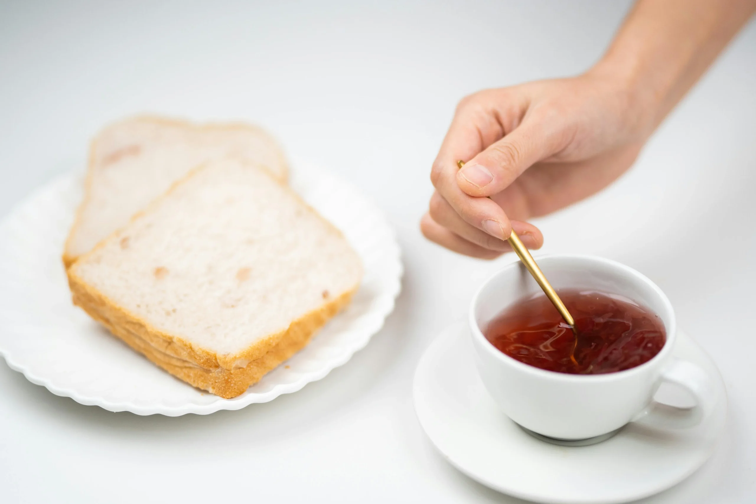 of_a_person_sipping_a_cup_of_green_tea_with_a_slice_of_citrus
