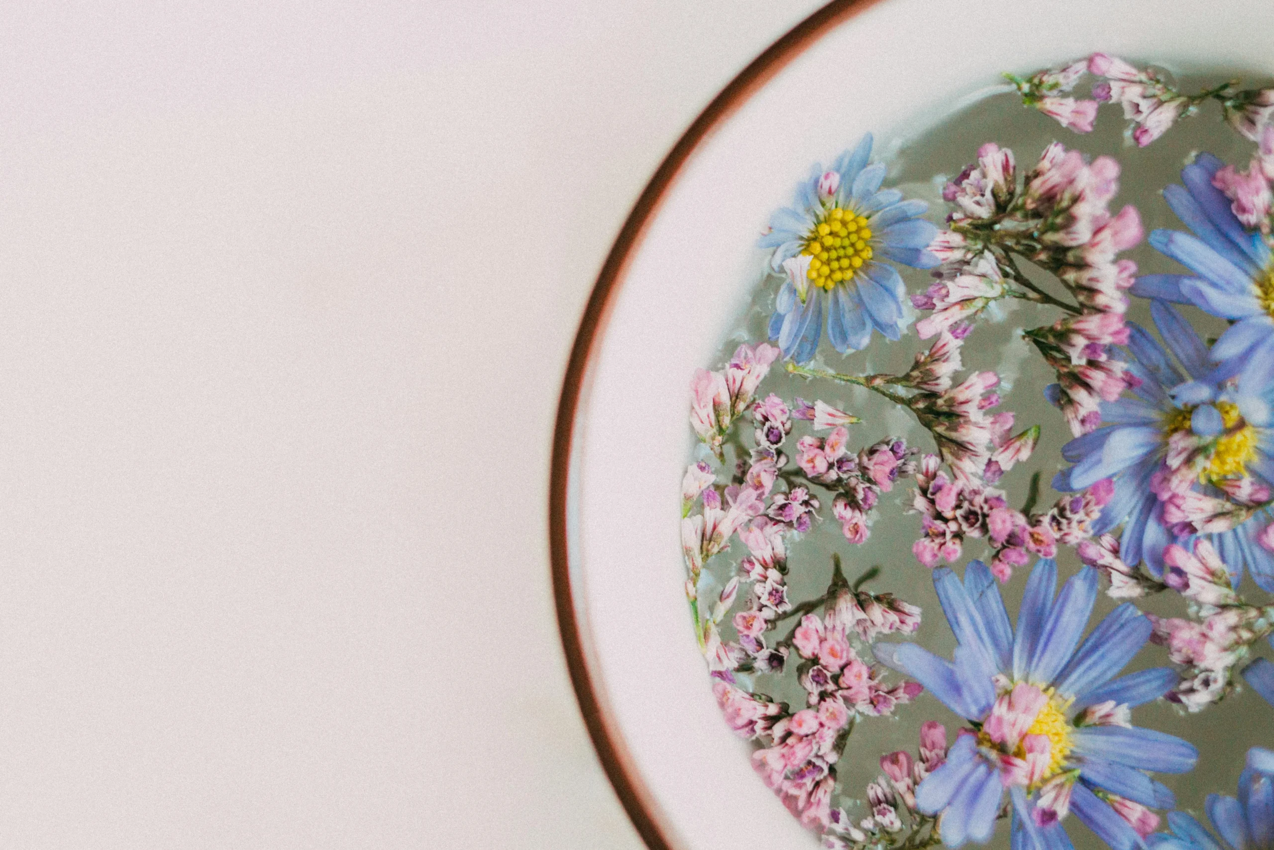 of_a_steaming_cup_of_herbal_tea_with_chamomile_flowers_around_it__Create_an_ultra_realistic_image_with_perfect_contrast_by_emphasizing_depth