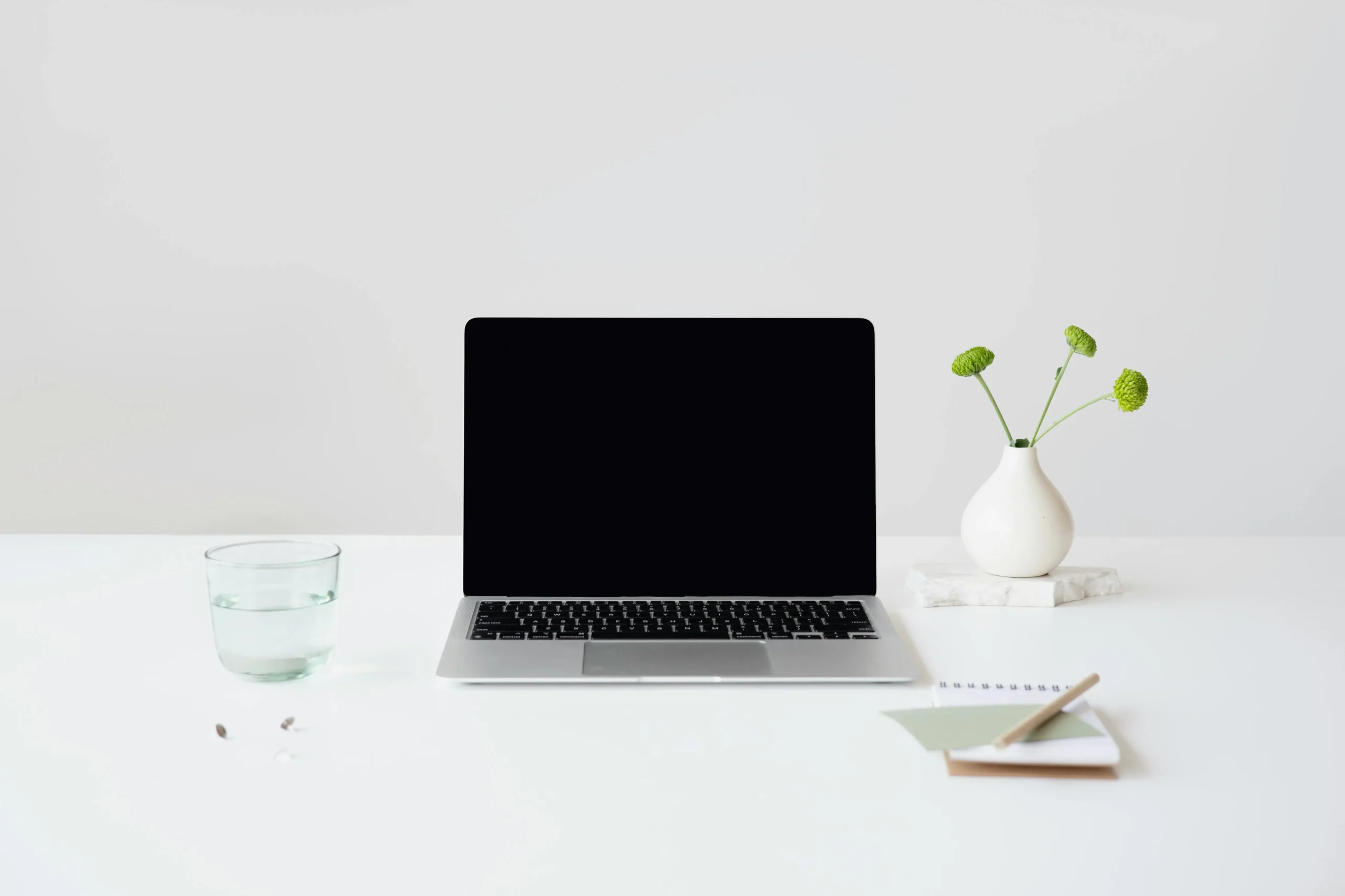 of_a_tidy_desk_with_a_plant