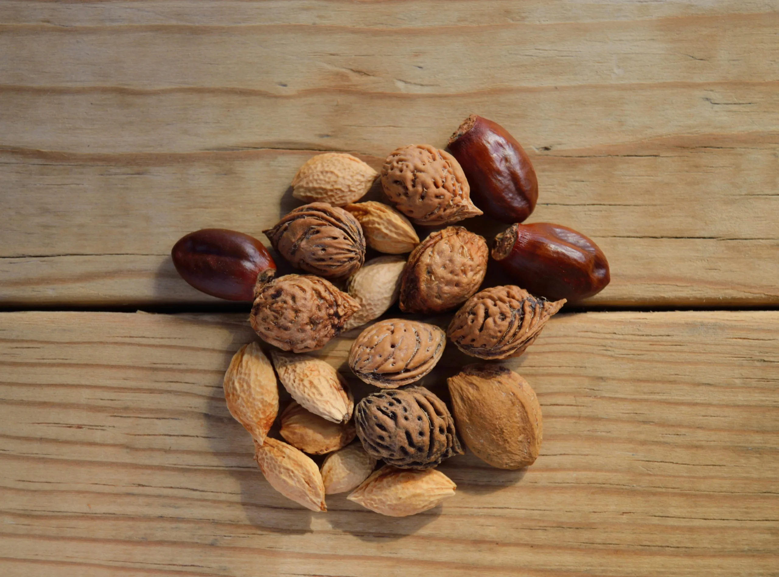 of_heart_healthy_nuts_like_almonds